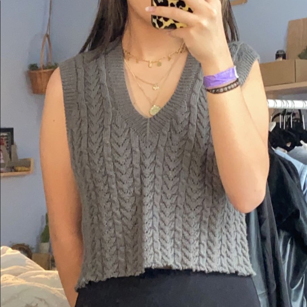 grey cropped sweater vest